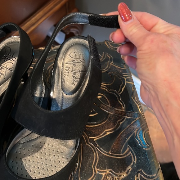 Ladies Life Stride Black Sling back Shoe size 6.5 M. - Picture 5 of 6